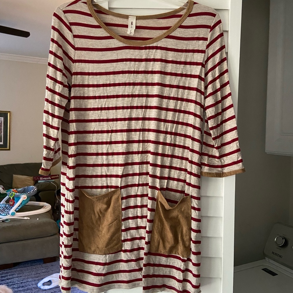 Cute boutique top. Does not have size on tag but fits like a loose medium